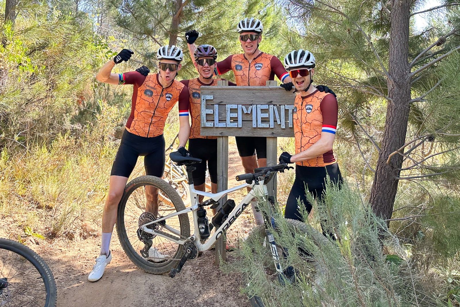 Onze groep in de eigen 2wielerspecialist-fietskleding op de Zuid-Afrikaanse trails